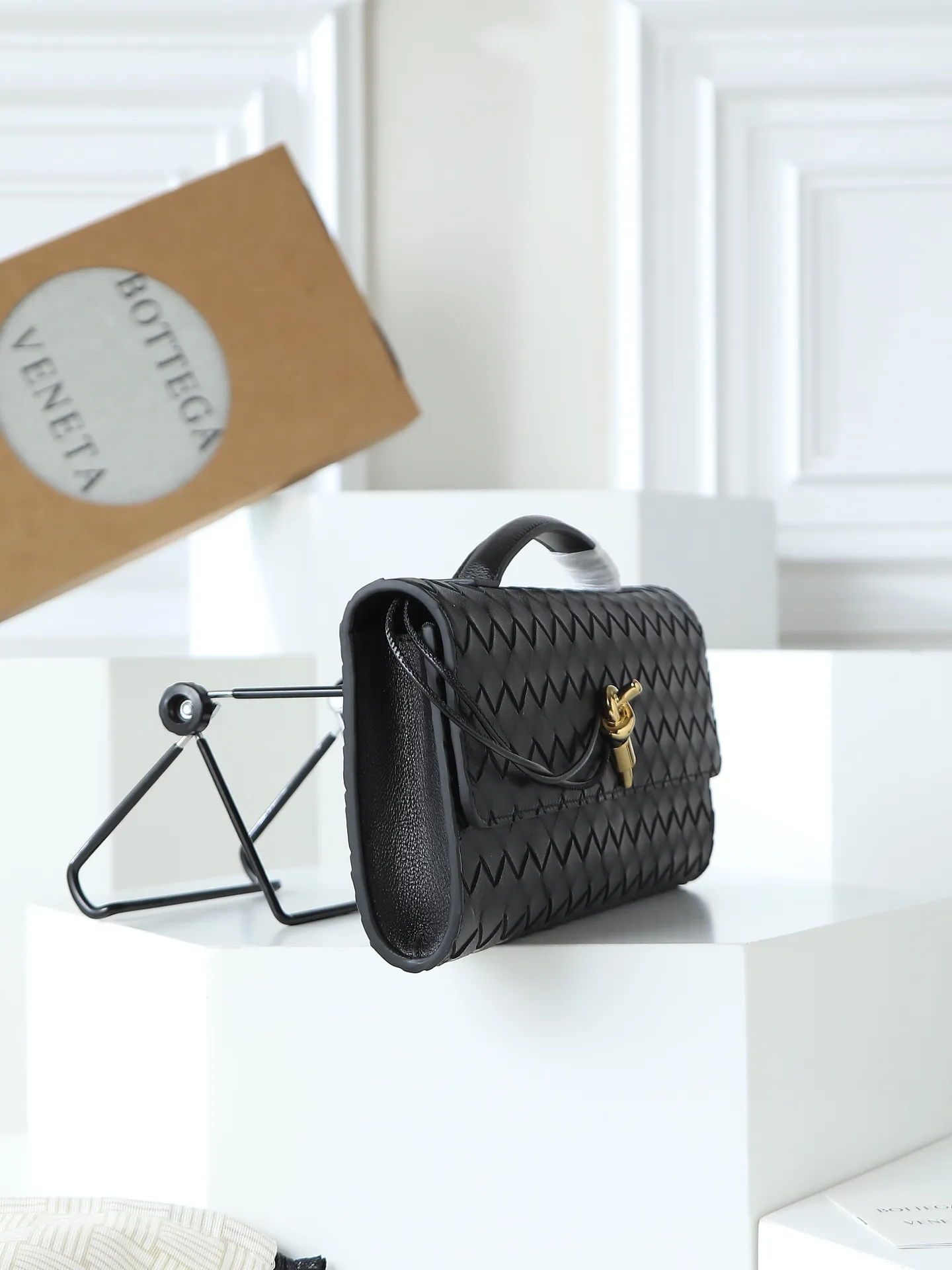 Batch 1540. The BV Andiamo evening handbag has been heavily cultivated again~ The designer aesthetics of the era of economic downturn are back. You fall in love with it at first sight and can't put it down. It's so beautiful. It's full of aura. The shape and texture are very competitive. It's lightweight and has sufficient capacity. It's a must-have for fashionistas. It's suitable for many occasions, minimalist, high-end and light luxury. Style number: 741511 Size: 31*13*3cm